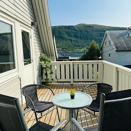 Апартаменты Sentrumsnaer Med 4 Soverom - Aurora *