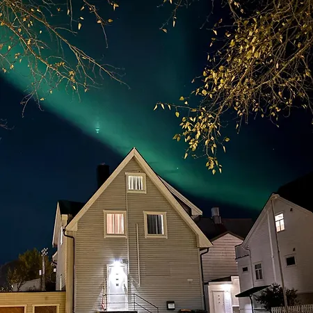 Апартаменты Sentrumsnaer Med 4 Soverom - Aurora